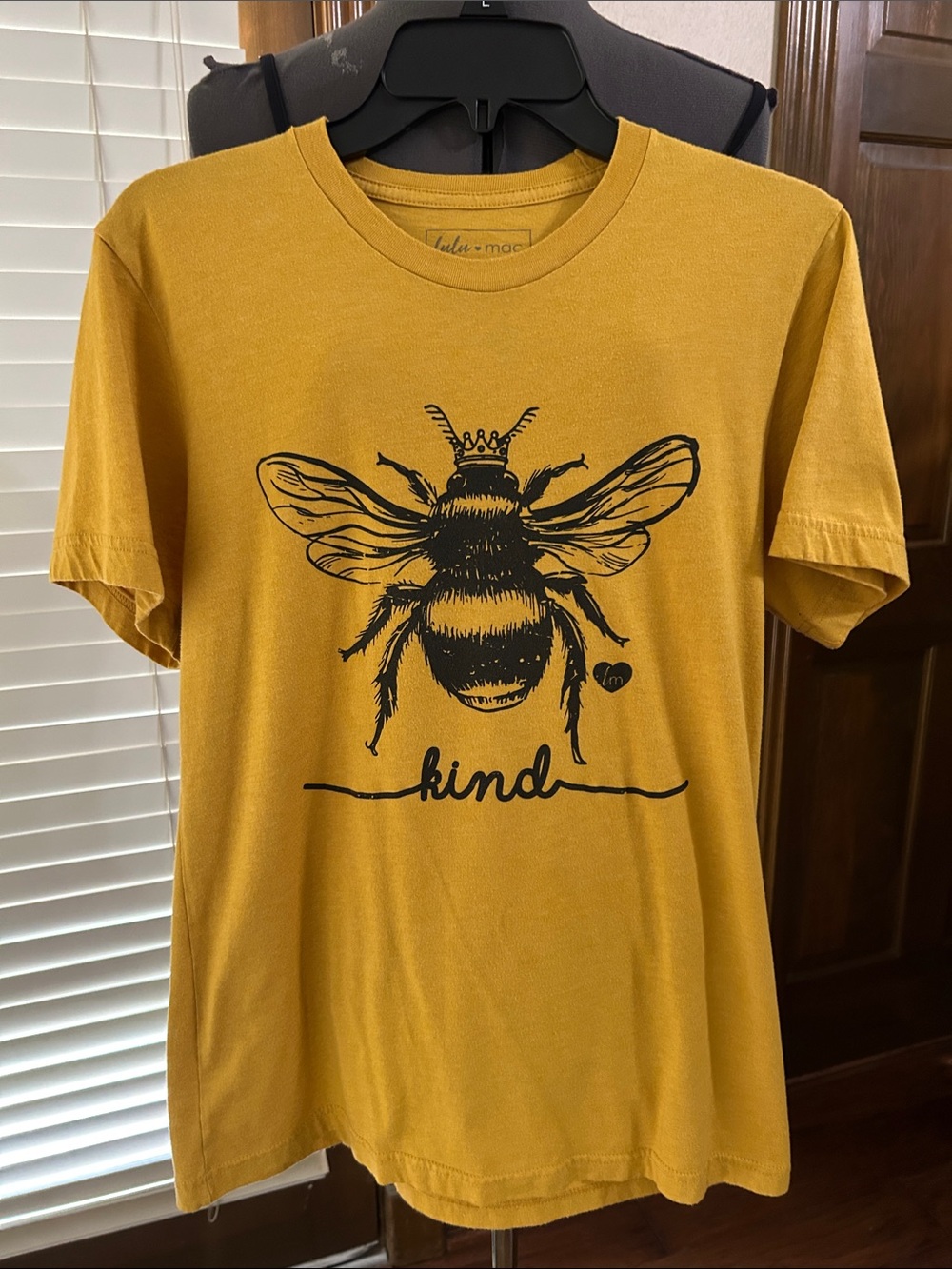 Lulu Mac Mustard Honeybee Graphic Crew Neck T-Shirt size M
